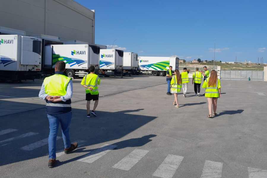 El grupo recorre el aparcamiento y observa la flota de camiones