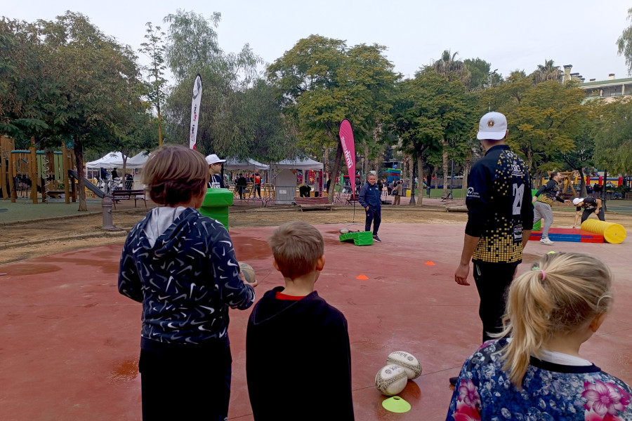 La solidaridad y el deporte unen al Orihuela Club de Rugby con el hogar de acogida ‘Oriola’ 