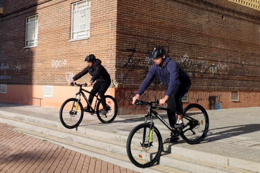 Dos jóvenes en bicicleta por el centro de Huelva