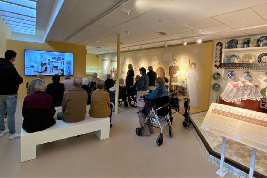 Las personas mayores ven un vídeo sobre la historia de la huerta en las instalaciones del museo