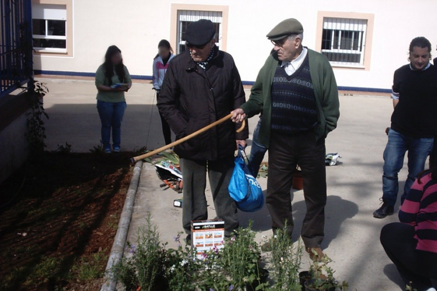 Jóvenes del Programa Labora colaboran con las personas mayores de la residencia ‘María de la Paz’ de Nerva (Huelva) para sembrar un huerto terapéutico