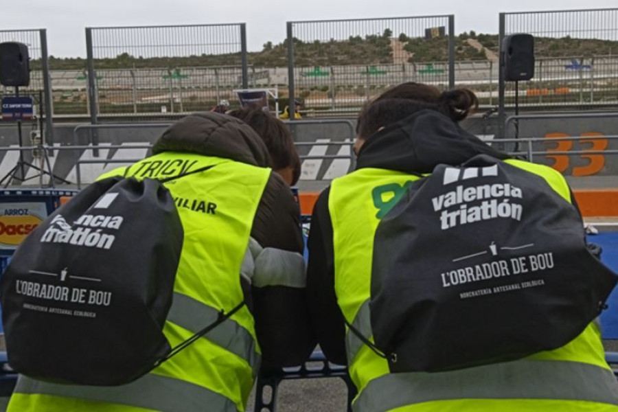 Jóvenes adolescentes participan como voluntarios en el XIX Duathlon Circuit Ricardo Tormo de Cheste