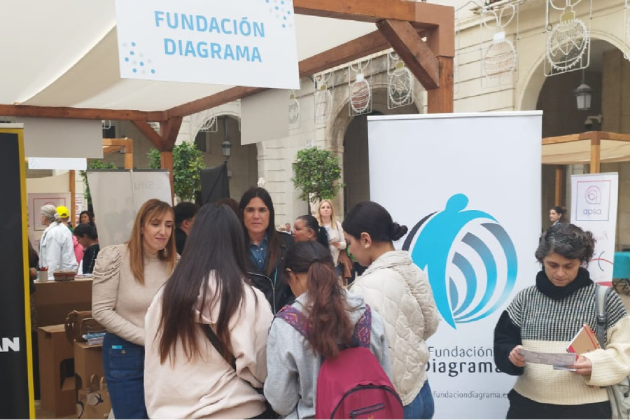 Un grupo de personas se interesa por la labor de Fundación Diagrama