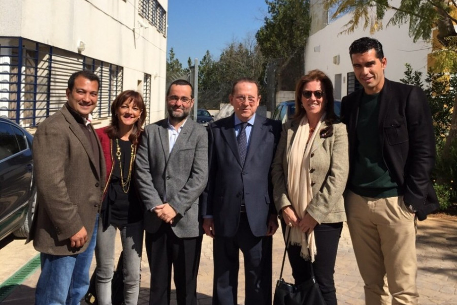 El consejero Emilio de Llera, junto a Mercedes Fernández, Carmen Belinchón, Emilio Fernández, Manuel Fernández y Daniel Elizarán