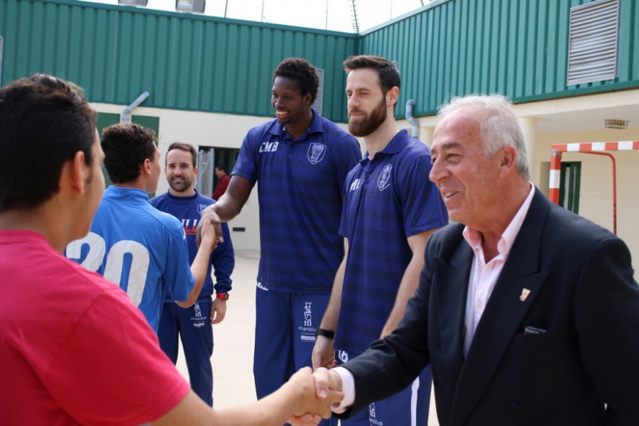 Los menores del centro ‘Ciudad de Melilla’ viven una jornada deportiva con dos jugadores del club de baloncesto de la ciudad