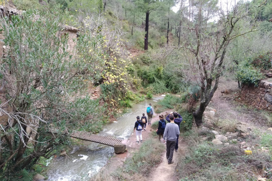 Los jóvenes atendidos en la residencia ‘La Villa’ de Villena (Alicante) realizan una ruta senderista por el Parque Natural de la Sierra de Espadán