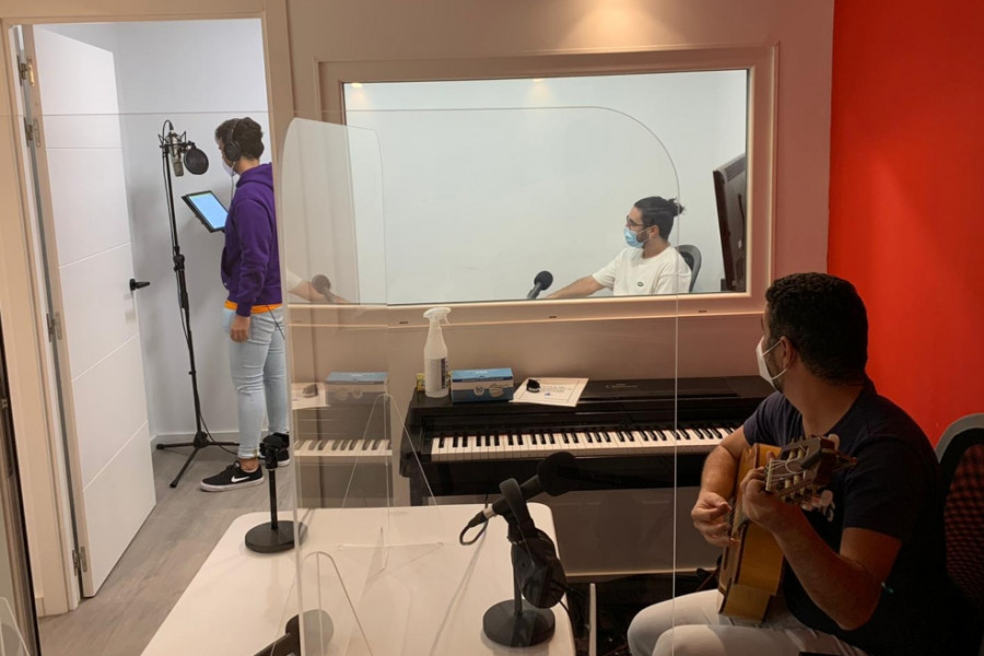 Menores del centro ‘Inagua’ de Las Palmas graban una canción compuesta por ellos en el estudio de la Fundación Canaria Yrichen