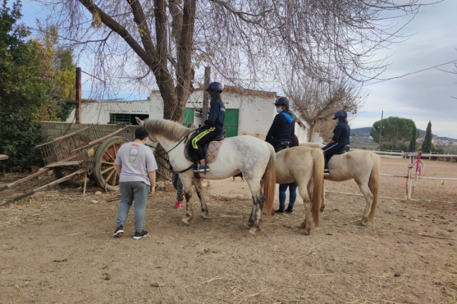 Las personas jóvenes atendidas en la residencia ‘Baix Maestrat’ de Vinarós (Castellón) se introducen a la equitación