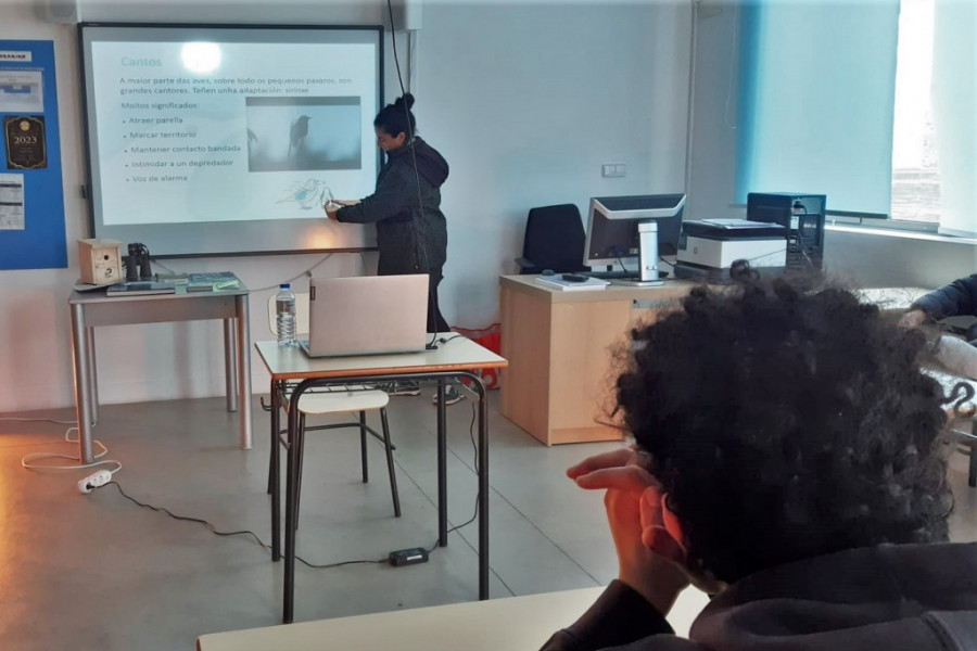 La profesional de SEO Birdlife, durante la charla explicativa en aula