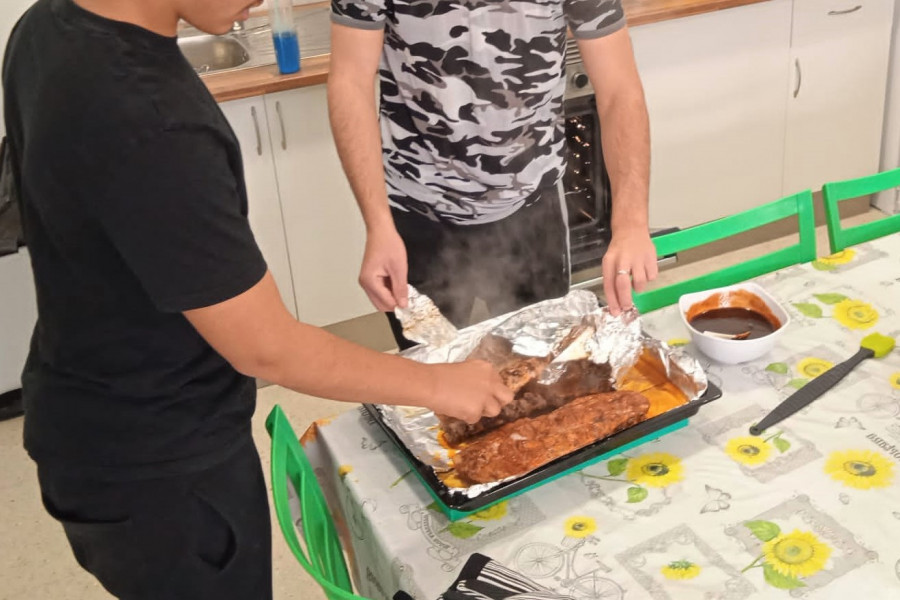 Los dos jóvenes, con el costillar recién salido del horno