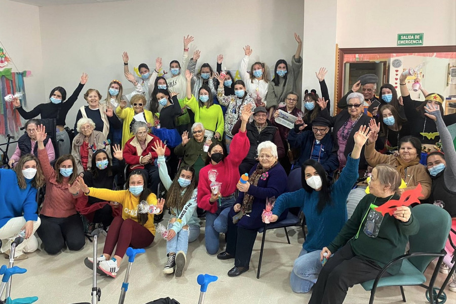 Foto de las jóvenes con las personas mayores de la residencia