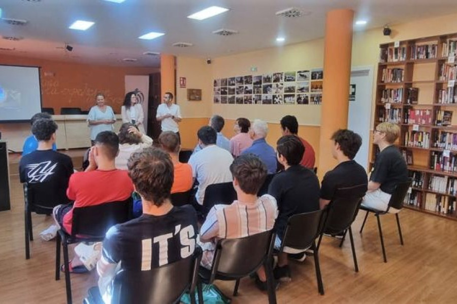 Los jóvenes asisten a la inauguración del taller