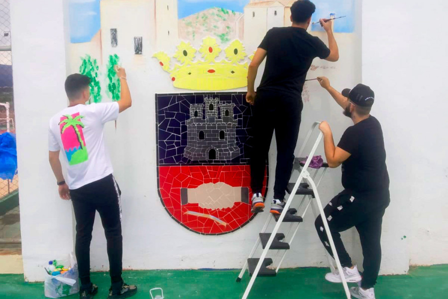 Los tres jóvenes de La Villa dan los últimos retoques al mural