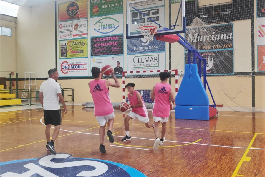 Los jóvenes de La Zarza entrenan los tiros a canasta antes del partido