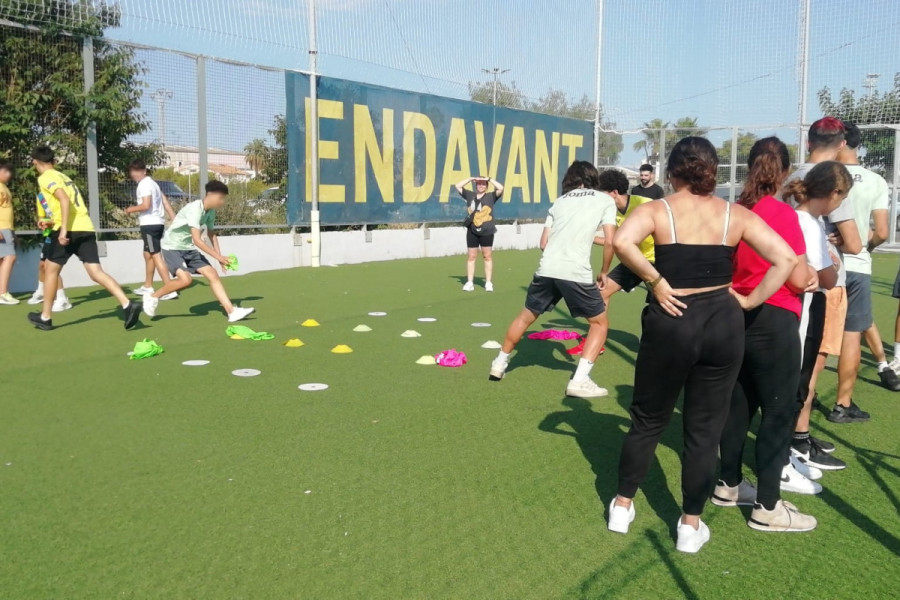 Jóvenes de Plana Baixa participan en una dinámica deportiva