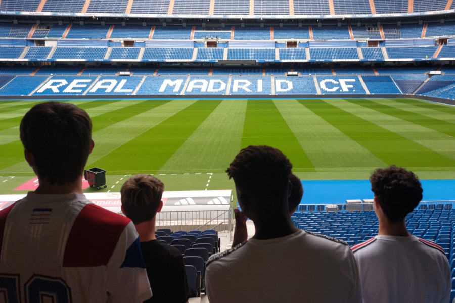 Grupo de chicos en las gradas del estadio Santiago Bernabeu