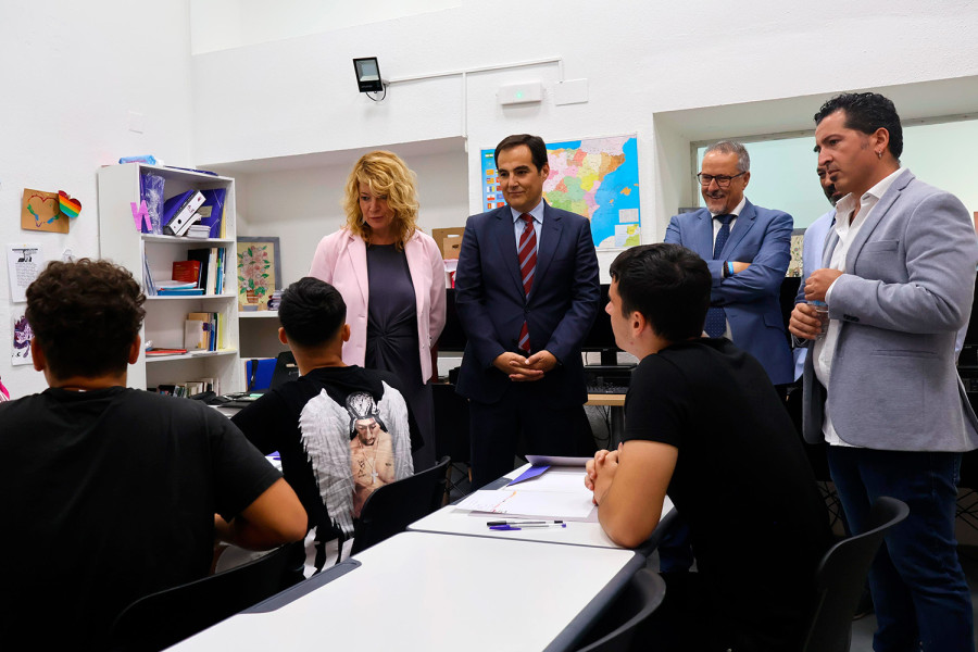 Pilar Miranda, José Antonio Nieto, José Manuel Moreno y Óscar Arias conversan con varios menores