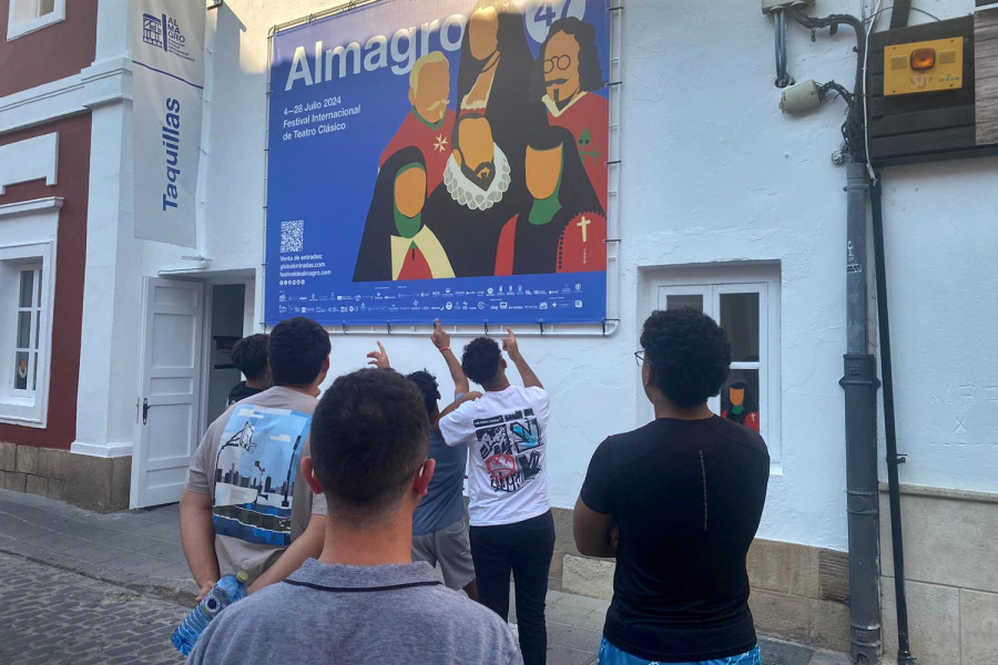 El grupo de jóvenes, frente al cartel del Festival de Teatro