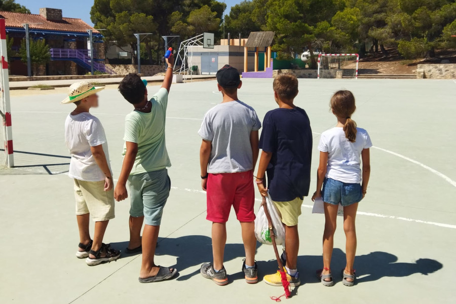 Los cinco niños, en la pista deportiva del albergue