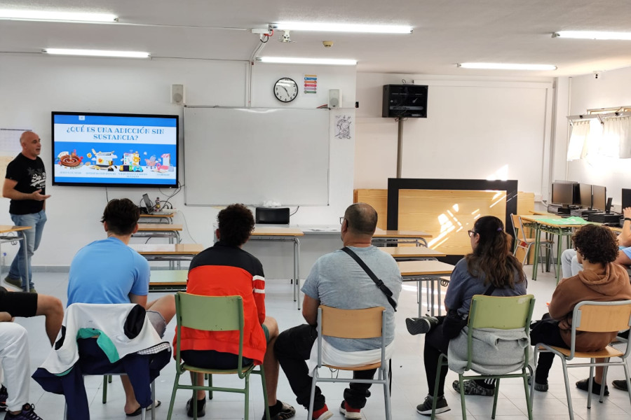 Jóvenes de la residencia ‘La Villa’ de Villena asisten a un taller para prevenir conductas adictivas relacionadas con las nuevas tecnologías