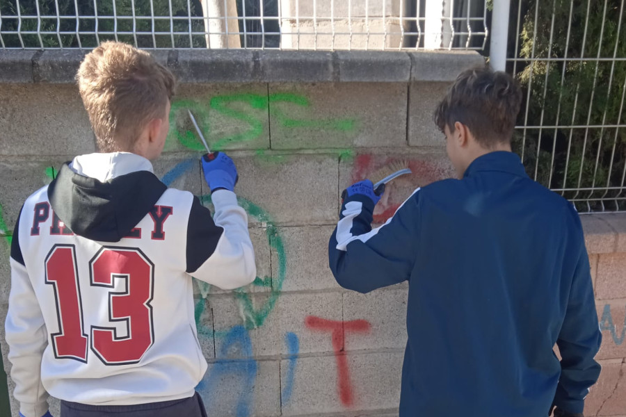 Limpieza de las pintadas en el IES Az-zait