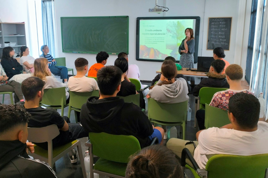 La educadora ambiental de Ecopatrimonio, en un momento de la charla