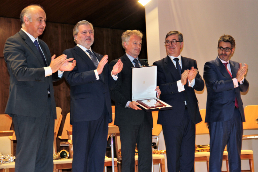 Rafael Pérez recoge la Placa de Honor de manos del ministro Íñigo Méndez de Vigo