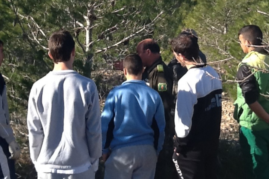 Los menores del centro ‘La Zarza’ de Abanilla (Murcia) participan en una actividad de voluntariado medioambiental