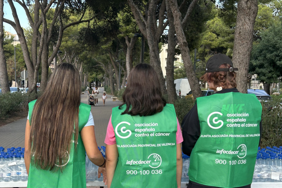 Las tres jóvenes, en el punto de avituallamiento