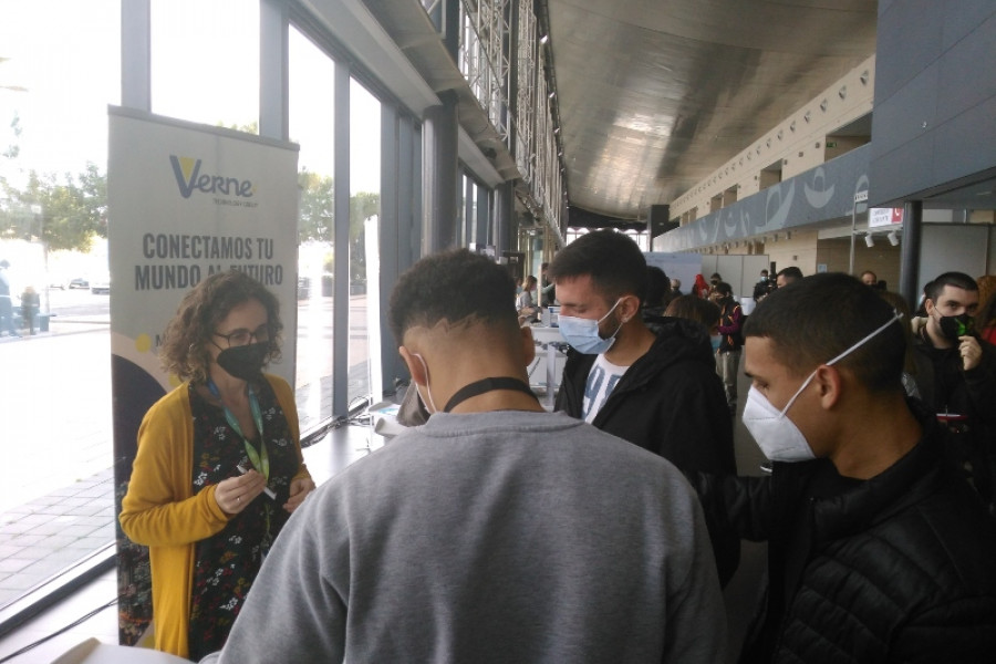 La I Feria de Empleo Juvenil PICE de la Cámara de Comercio de Alicante cuenta con la asistencia de las personas jóvenes de la residencia ‘La Villa’ de Villena