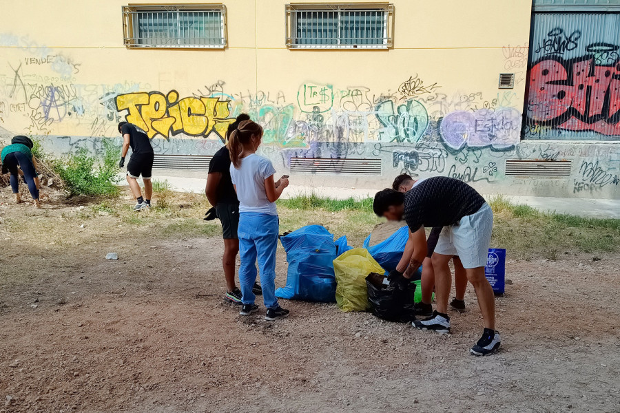 Los jóvenes llenan las bolsas con los residuos encontrados