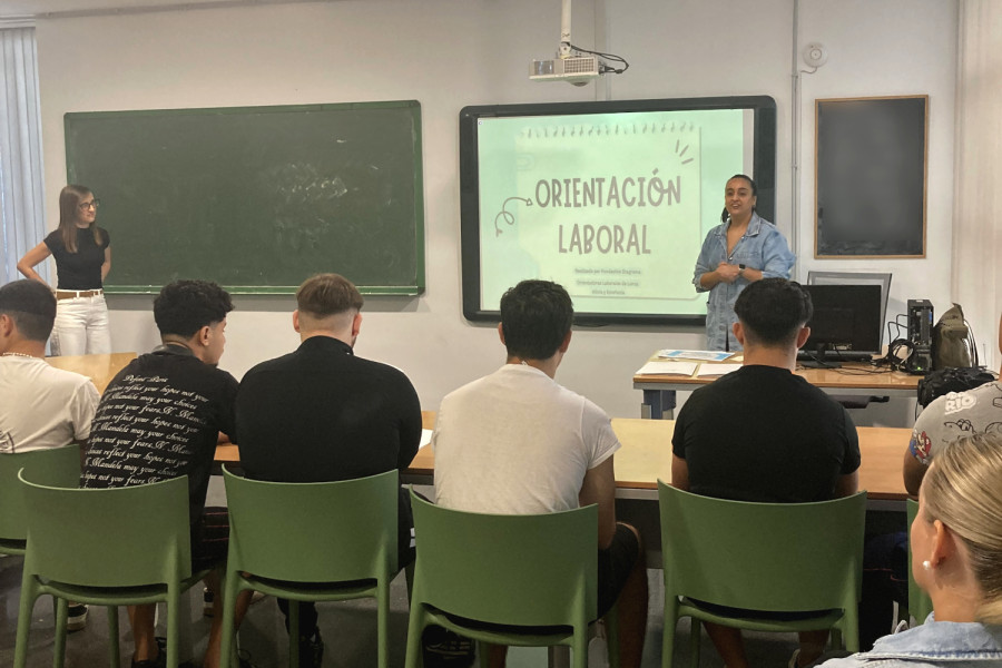Varios jóvenes asisten a la charla de orientación laboral