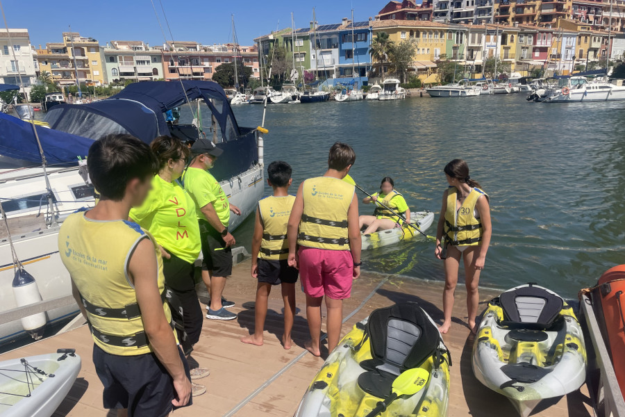 El grupo de niños y niñas se prepara para la salida en kayak