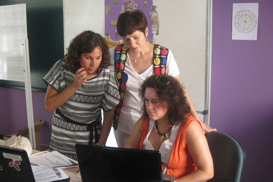 Los profesionales del Aula de Dinamización Intercultural de Fundación Diagrama en Cantabria exponen el proyecto en el Ayuntamiento cántabro de Colindres