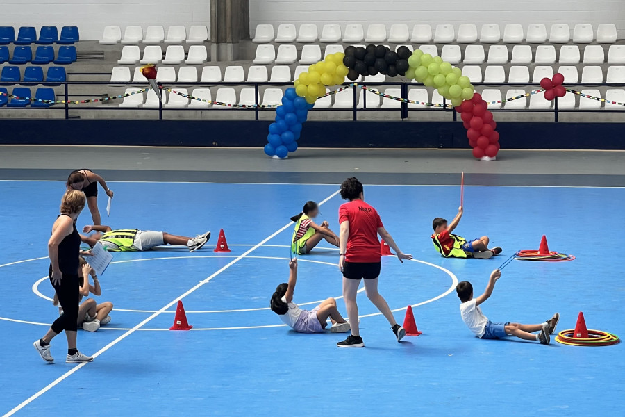 Los niños de la olimpiada intercentros participan en una de las pruebas