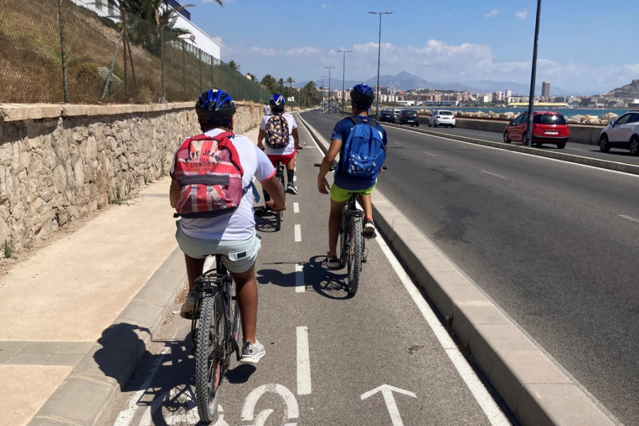 Un grupo de jóvenes del hogar ‘Benalúa’ de Alicante participa en actividades deportivas en torno a la seguridad vial