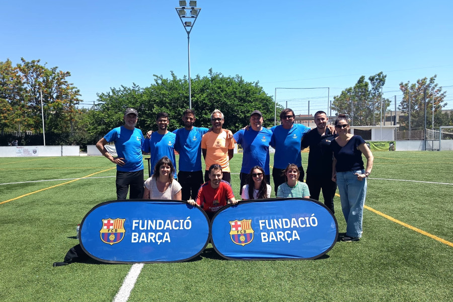 El equipo del proyecto, en el campo de Rocafonda