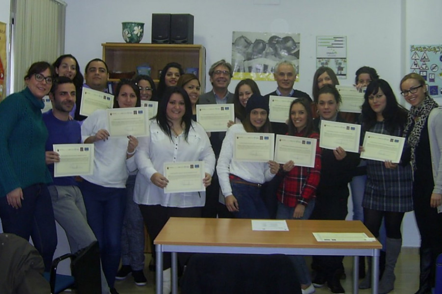 Los alumnos del programa de inserción sociolaboral ‘Impulso’ reciben sus diplomas de cuidado sociosanitario de personas dependientes