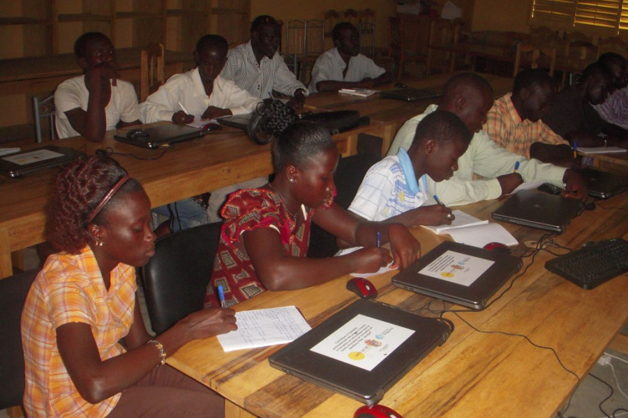 La asociación Diante Bou Bess enseña a más de 40 estudiantes de Sandiara (Senegal) el uso de herramientas informáticas