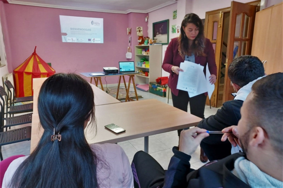 Tres participantes del programa reciben las instrucciones de una orientadora laboral