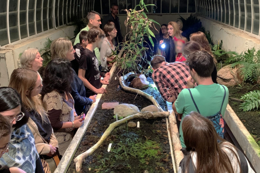 Una monitora del Jardín Botánico explica al grupo las propiedades de una de las plantas