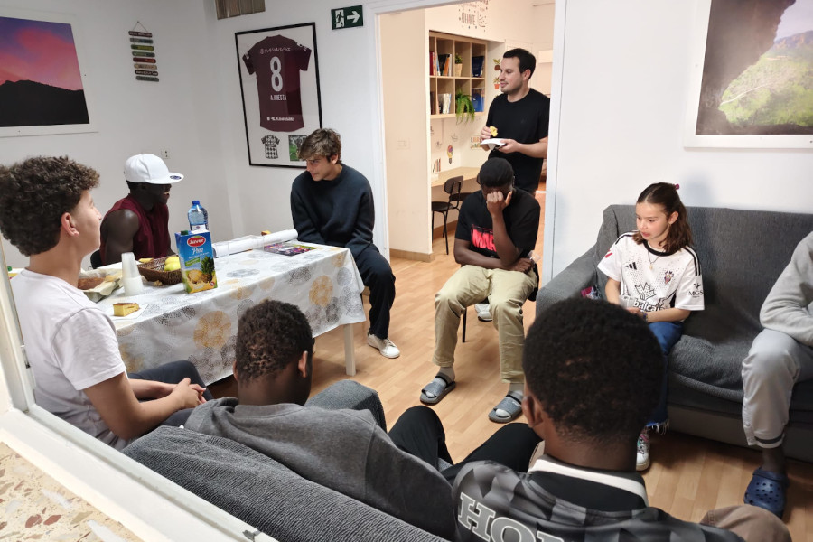 Javier Villar, del Albacete Balompié, visita el hogar de acogida Alácera