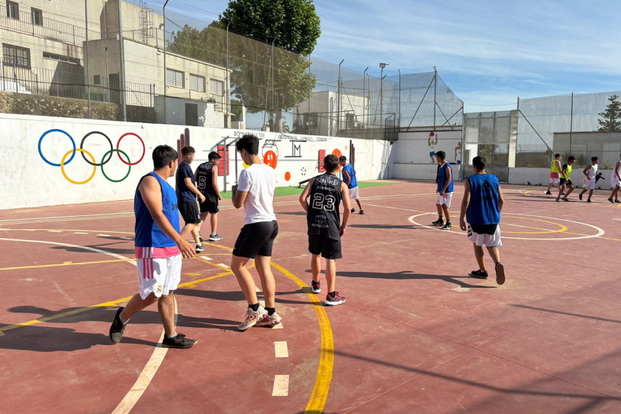 Jóvenes atendidos en el centro ‘El Limonar’ de Alcalá de Guadaíra disfrutan de una jornada de convivencia centrada en el deporte