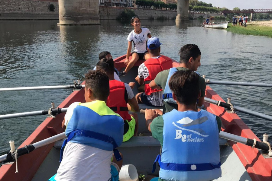 Los jóvenes atendidos en el Centre d'Acollida del Montsià de Amposta (Tarragona) realizan una actividad de iniciación al remo en el río Ebro. Fundación Diagrama. Cataluña 2019.