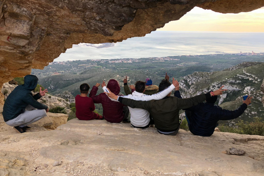Los jóvenes atendidos en el centro de acogida ‘Baix Ebre’ de Tarragona realizan una ruta de senderismo por la montaña de La Foradada. Fundación Diagrama. Cataluña 2019. 