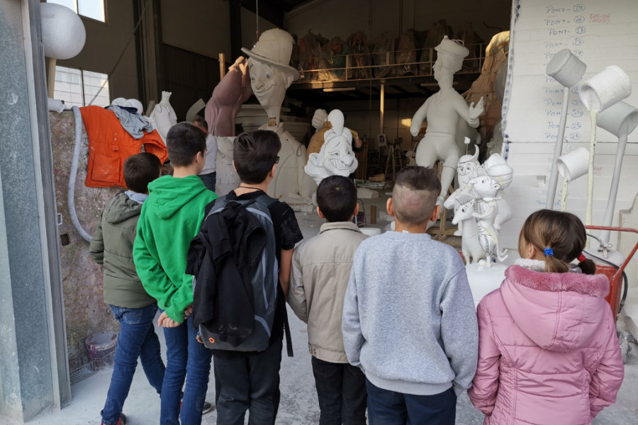 Los jóvenes atendidos en el centro de acogida ‘Massamagrell’ conocen el trabajo del artista fallero Enrique Cardells. Fundación Diagrama. Comunidad Valenciana 2020. 