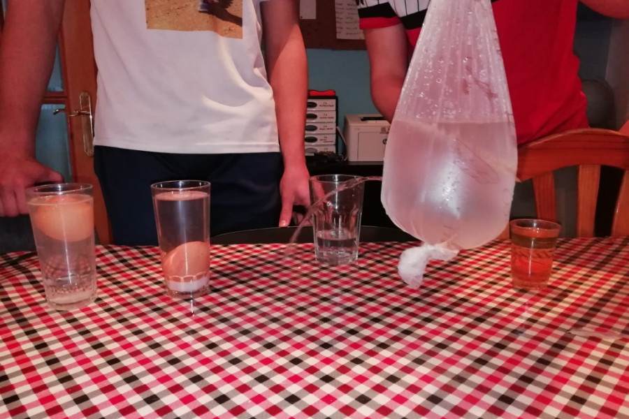 Los jóvenes atendidos en el centro de acogida ‘Ullals III’ de Ulldecona (Tarragona) se suman al Día Mundial del Agua con un taller educativo práctico. Fundación Diagrama. Cataluña 2020.