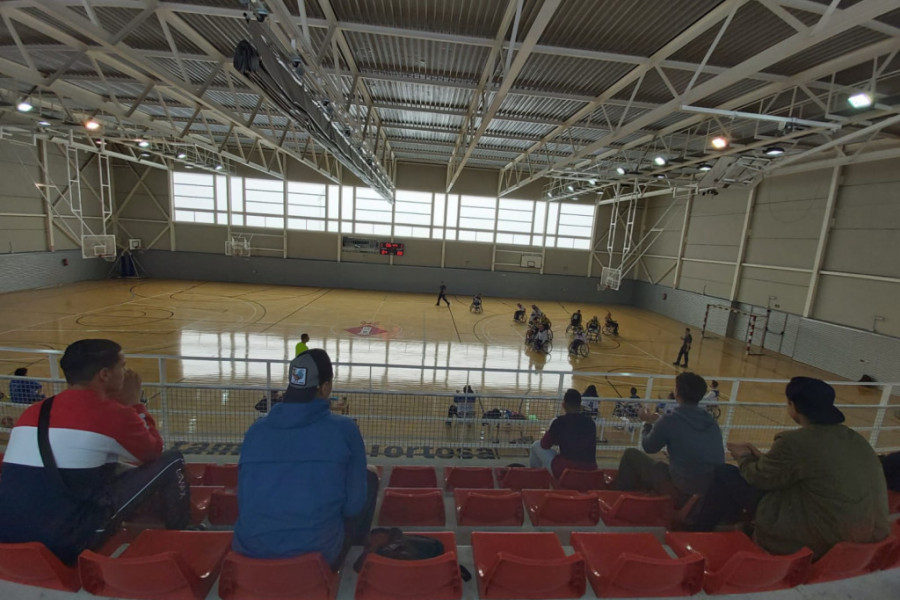 Los jóvenes atendidos en el centro de acogida ‘Ullals III’ en Ulldecona (Tarragona) asisten a un partido de baloncesto en silla de ruedas. Fundación Diagrama. Cataluña 2020. 