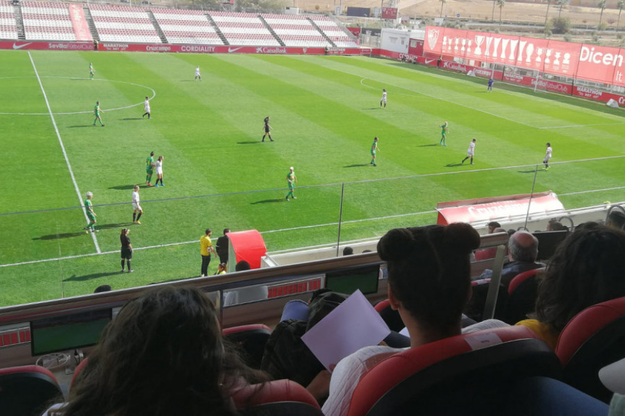 Los jóvenes atendidos en el centro de internamiento ‘Los Alcores’ de Carmona (Sevilla) asisten a un partido de la primera división de fútbol femenino. Fundación Diagrama. Andalucía 2019.