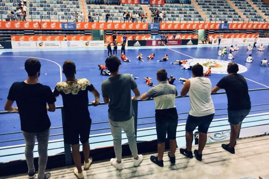 Los jóvenes atendidos en el centro de internamiento ‘Odiel’ de Huelva asisten a un partido de la Selección Femenina de Fútbol Sala. Fundación Diagrama. Andalucía 2019.